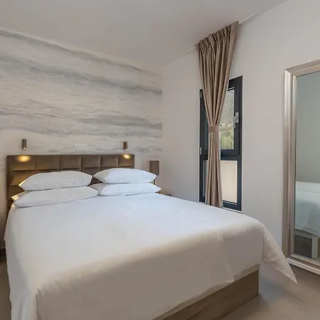 Grey House Apartment *