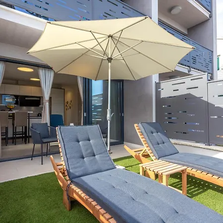 Grey House 아파트 볼