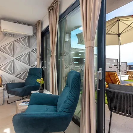 Grey House Apartment *