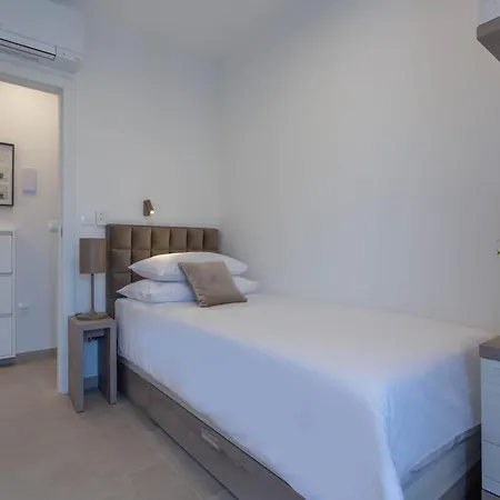 Grey House Apartment *